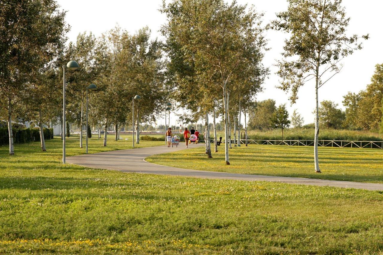 Tigli Lido Altanea Apartment Caorle Bagian luar foto